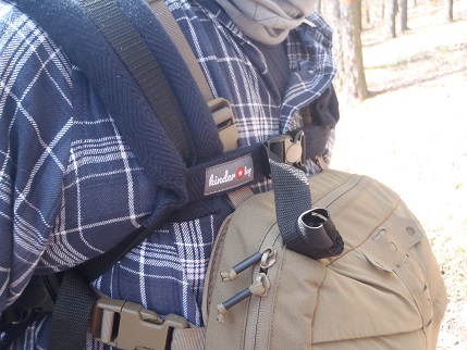 Kinderhop má netradiční upnutí hrudní spony