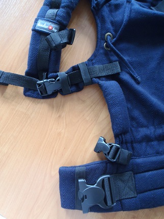 Kinderhop - uchycení ramenních popruhů