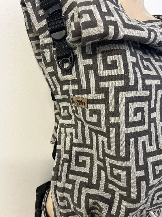 Nosítko NoMa Adapt 2 - Labyrint grey (len)
